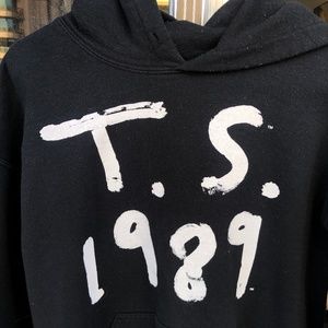 T.S. 1989 black hoodie Taylor Swift